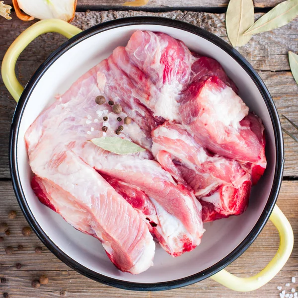 Çiğ domuz eti güveç pişirme, üstten görünüm, kare için