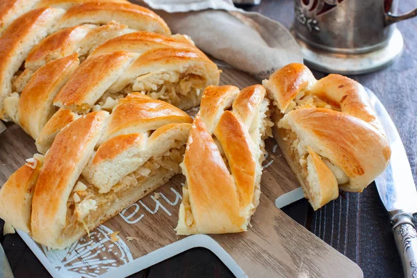 Geleneksel Rus Mutfağı pasta lahana - Kulebyaka, seçici odak, yatay ile için