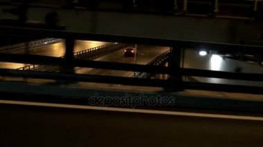 Uzakta büyük yolda araba yakından geçen ve bisikletçileri binmek