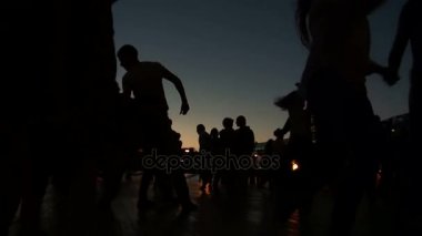 İskelede dans geceleri insanlar