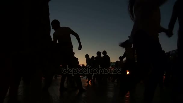 Gente bailando en el muelle por la noche — Vídeo de stock