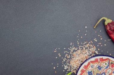 Baharatlar ve sebzeler ile bir tabak