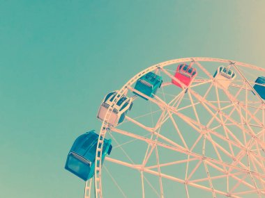 Lunaparktaki dönme dolap.
