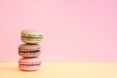 Üç farklı macarons kümesi