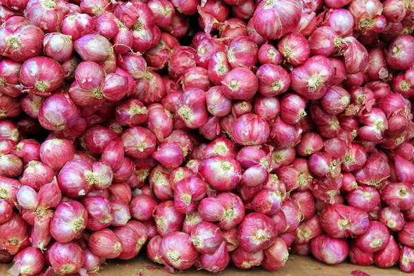 Les oignons rouges sur le marché . — Photo