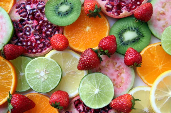 Frutas y bayas frescas y maduras mezcladas se cierran para obtener un fondo . —  Fotos de Stock