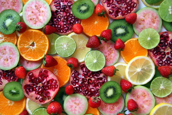 Mieszane dojrzałe i świeże owoce i jagody z bliska na tle. — Zdjęcie stockowe