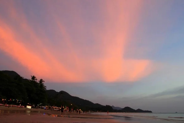 Der farbenfrohe Sonnenuntergang am Strand. — Stockfoto