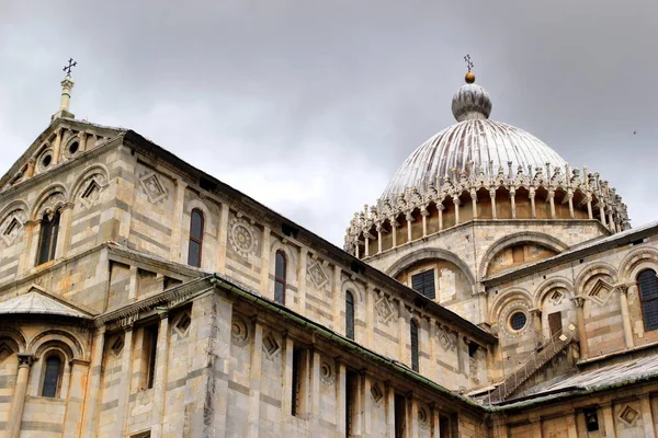 Die Kathedrale von Pisa am bewölkten Tag. — Stockfoto