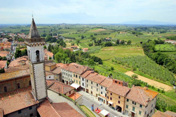 La vista de la ciudad con techos rojos y campos de Toscana . — Foto de Stock