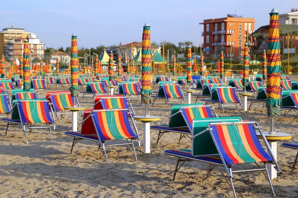La spiaggia vuota con tanti lettini e ombrelloni . — Foto Stock