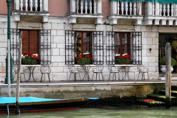 Las mesas en un café cerca del canal veneciano . — Foto de Stock