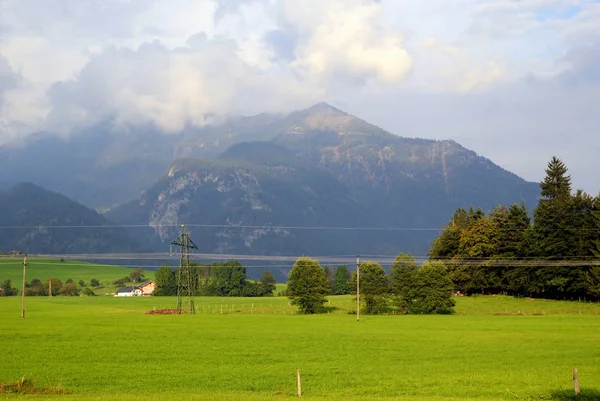 Вид на зелений луг з горами на фоні . — стокове фото
