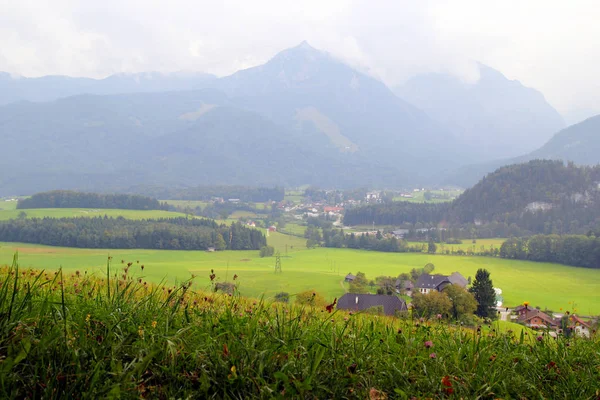 A vista sobre o prado verde com as montanhas no fundo . — Fotografia de Stock