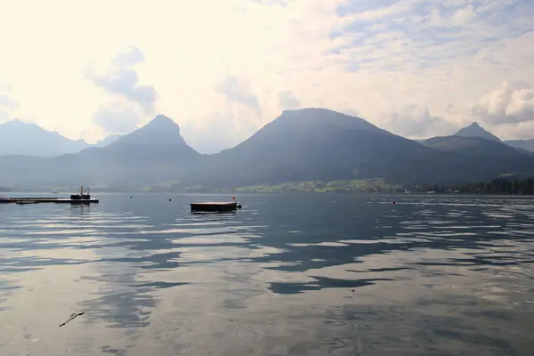 La vista sobre el lago Wolfgangsee cerca de las montañas en el día soleado . —  Fotos de Stock