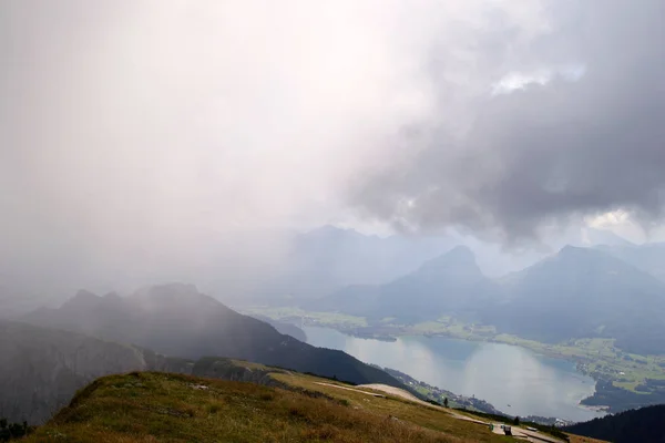 Utsikten över bergen och en sjö i molnen. — Stockfoto