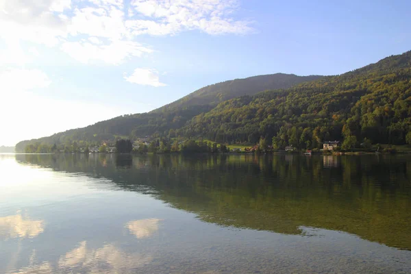 La vista sobre el lago con las montañas en el fondo en el día soleado . —  Fotos de Stock