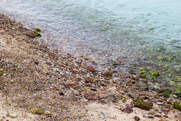 Taşlar ve mavi berrak su deniz kıyısı. — Stok fotoğraf