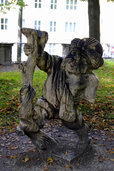 Statue eines Mannes in einem Park. — Stockfoto