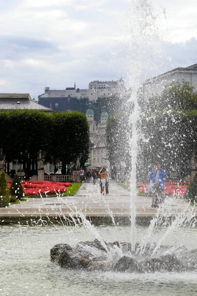 Widok na miasto i park z fontanną w słoneczny dzień. — Zdjęcie stockowe