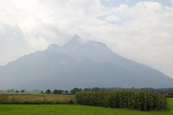 Вид на поля и горы в облачный день . — стоковое фото