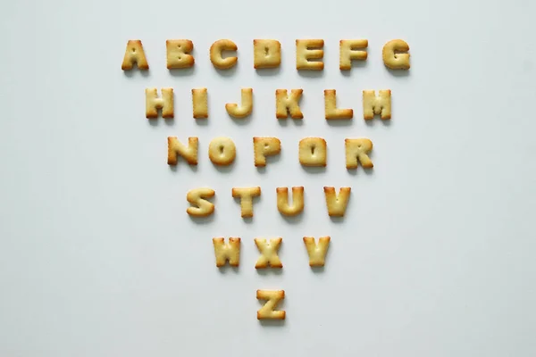 Английский алфавит из печенья на белом фоне . — стоковое фото