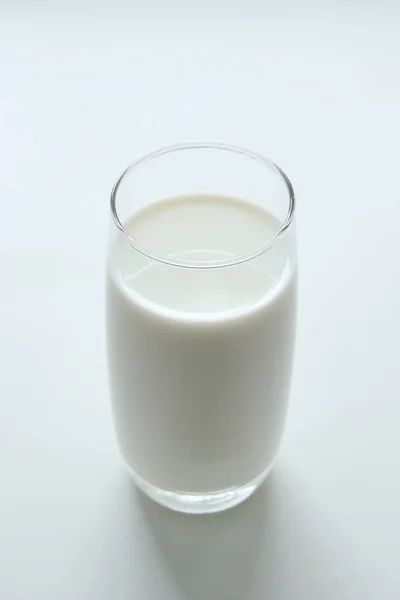 白い背景の上のミルクのガラス. — ストック写真