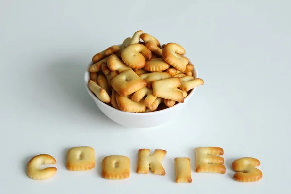 Uma tigela de biscoitos com inscrição dos biscoitos no fundo branco . — Fotografia de Stock