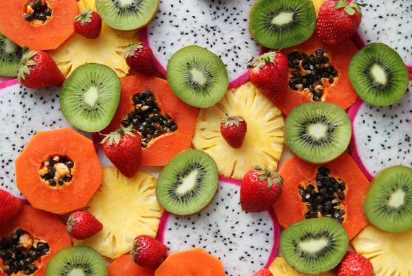 Mieszane dojrzałe i świeże owoce i jagody zbliżenie tła. — Zdjęcie stockowe