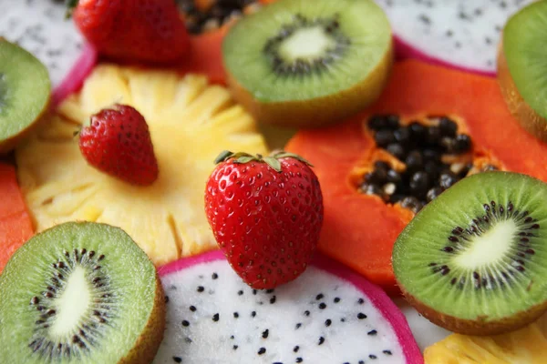 Змішані стиглі та свіжі фрукти та ягоди крупним планом для фону . — стокове фото