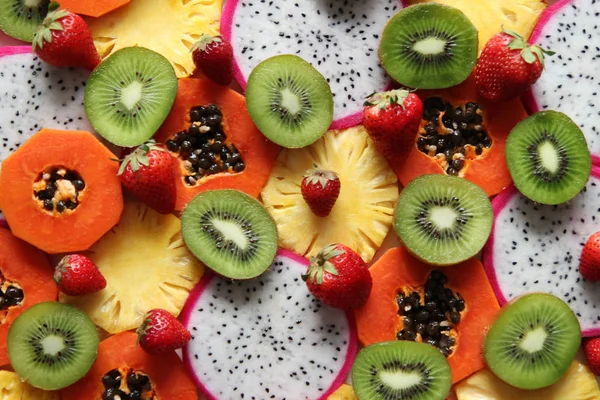 Frutta matura e fresca mista e bacche da vicino per lo sfondo . — Foto Stock