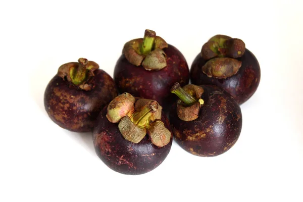 De mangosteen fruit close-up op de witte achtergrond. — Stockfoto