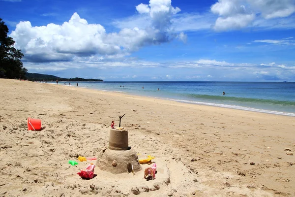 Путешествие на остров Ко Ланта, Таиланд. Песчаный замок на пляже . — стоковое фото
