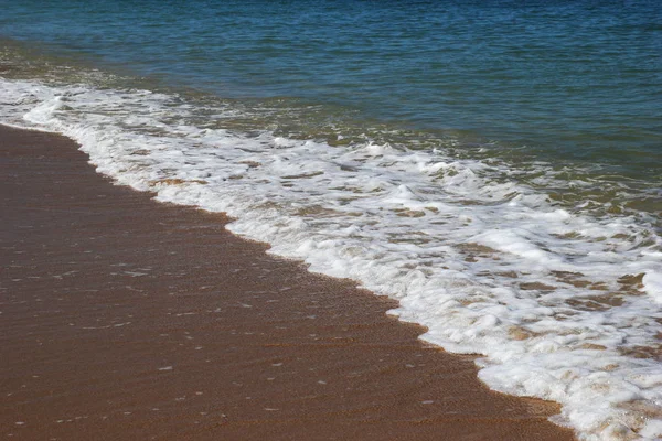 Cestování do Chorvatska, ostrov Koh Lanta, Thajsko. Pohled na vlnách moře blízko pláže. — Stock fotografie