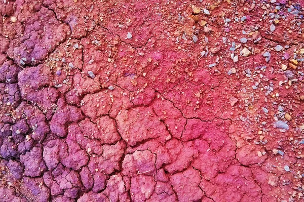 Viaje para Ural, Rússia. A vista sobre o solo rachado vermelho e roxo para o fundo . — Fotografia de Stock