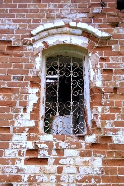 Travel to Ural village, Russia. The view on the broken window in the old brick house. — Stock Photo, Image