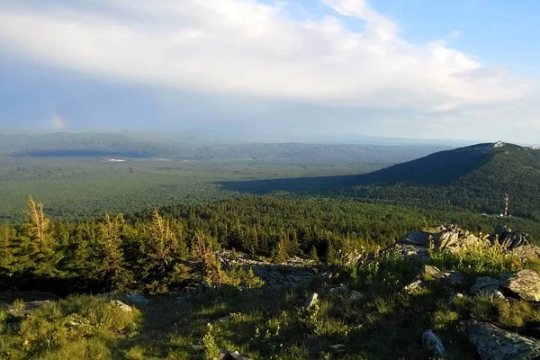 Voyage dans les montagnes de l'Oural, Russie. La vue depuis un sommet sur les montagnes, la forêt et le ciel nuageux . — Photo