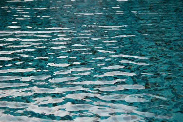 Superficie de la piscina . — Foto de Stock