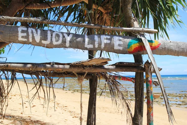 Un'iscrizione "Enjoy life" sulla capanna di legno abbandonata . — Foto Stock