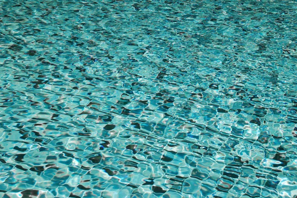 Eau transparente dans la piscine . — Photo