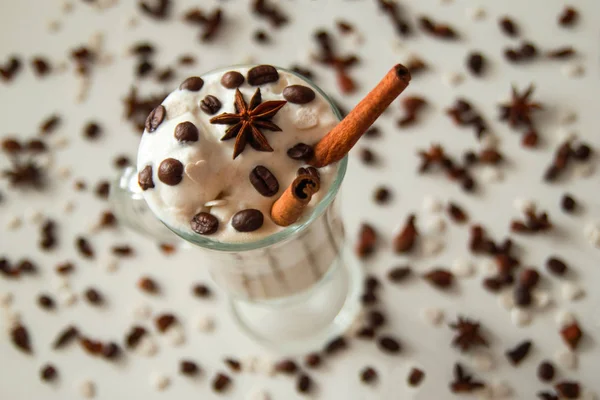 Segelas es krim dengan kopi di latar belakang putih . — Stok Foto
