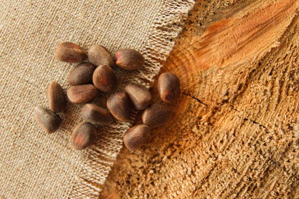 Los piñones en un primer plano shuck en una servilleta sobre un fondo de madera . — Foto de Stock