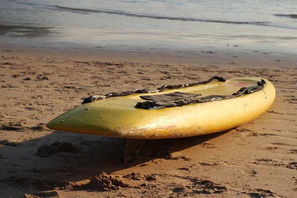 Жовтий серфінг крупним планом на піщаному пляжі з морем на фоні . — стокове фото