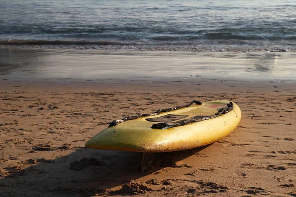 Жовтий серфінг на піщаному пляжі з морем на фоні . — стокове фото