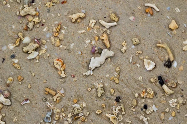 Вид сверху на пляж с камнями и морем на песке . — стоковое фото