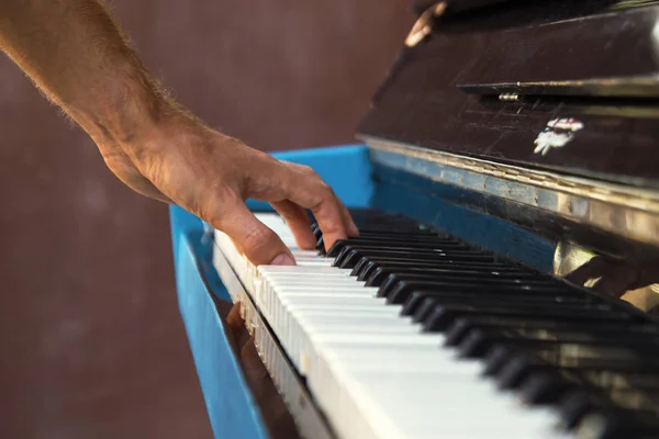 Une main d'un jeune homme jouant du piano dans une rue de la ville . — Photo