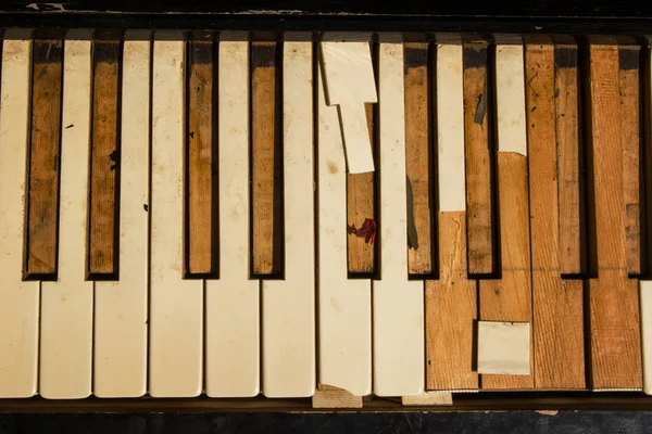 Die alten Klaviertasten in Nahaufnahme. — Stockfoto