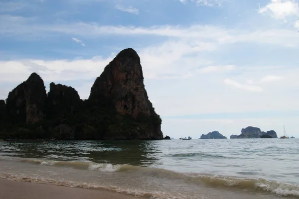 Malebný pohled na pobřeží moře a útesy z Railay Beach. — Stock fotografie