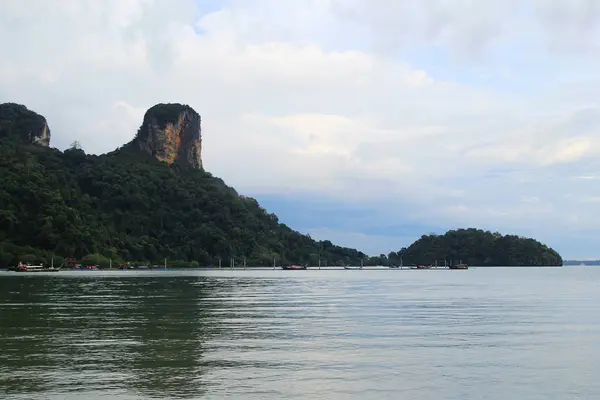 La vista panorámica sobre un mar y los acantilados desde la playa de Ao Nang . — Foto de Stock