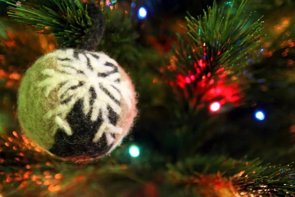 Natale e Anno nuovo hanno sentito la decorazione il primo piano su un abete . — Foto Stock
